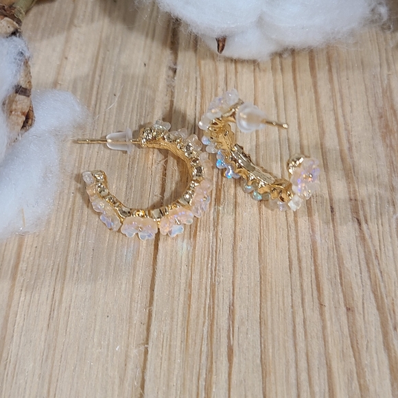 🌼🌼NEW🌼🌼VERY PRETTY!! Irridecent Flower Hoop Earrings in GOLD - Picture 12 of 16